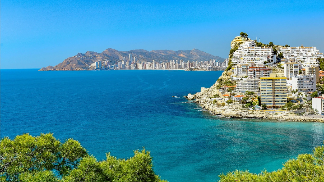 Pobřeží Costa Blanca s výhledem na Středozemní moře